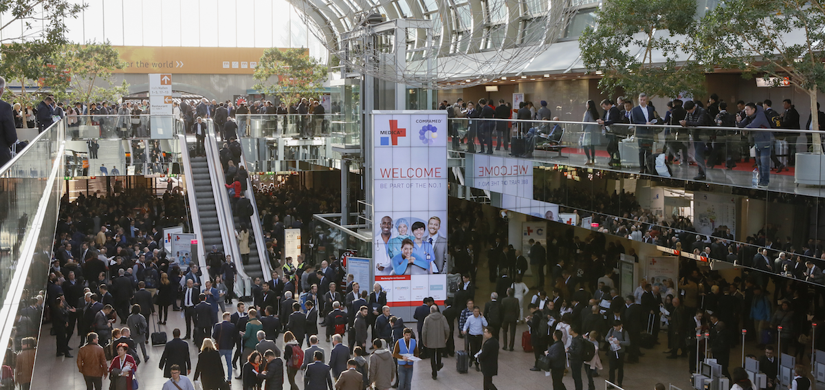MEDICA Düsseldorf. Imagen del visitantes en el hall de entrada. Edición 2017